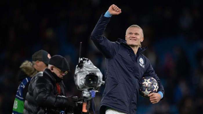 MANCHESTER, ENGLAND - MARCH 14: Erling Haaland of Manchester City celebrates with the match ball after scoring five goals during the UEFA Champions League round of 16 leg two match between Manchester City and RB Leipzig at Etihad Stadium on March 14, 2023 in Manchester, United Kingdom. (Photo by Visionhaus/Getty Images)