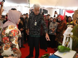 Ganjar Pranowo Beri Hadiah Ambulans untuk Desa Jragung di Demak