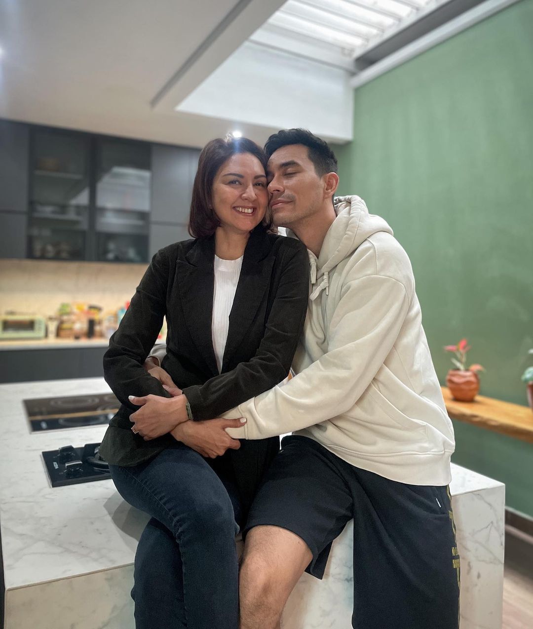 Gaya Donna Agnesia dan Darius Sinathrya. Foto: Instagram.com/darius_sinathrya