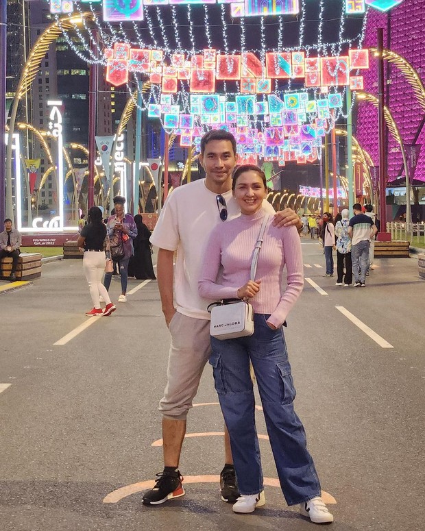 Gaya Donna Agnesia dan Darius Sinathrya. Foto: Instagram.com/darius_sinathrya Gaya Donna Agnesia dan Darius Sinathrya. Foto: Instagram.com/darius_sinathrya