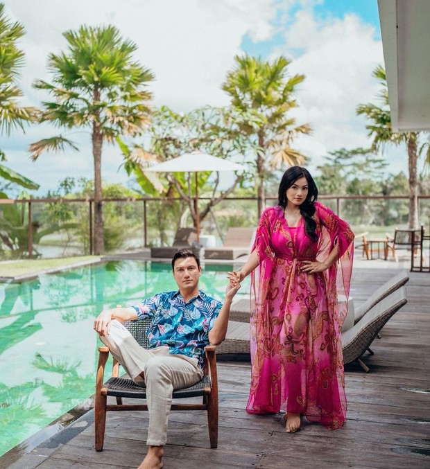 Gaya Titi Kamal dan Christian Sugiono. Foto: Instagram.com/titi_kamall