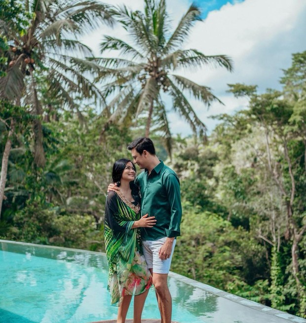 Gaya Titi Kamal dan Christian Sugiono. Foto: Instagram.com/titi_kamall
