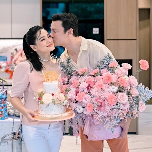 Gaya Titi Kamal dan Christian Sugiono. Foto: Instagram.com/titi_kamall