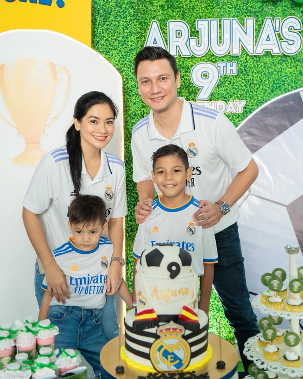 Gaya Titi Kamal dan Christian Sugiono. Foto: Instagram.com/titi_kamall