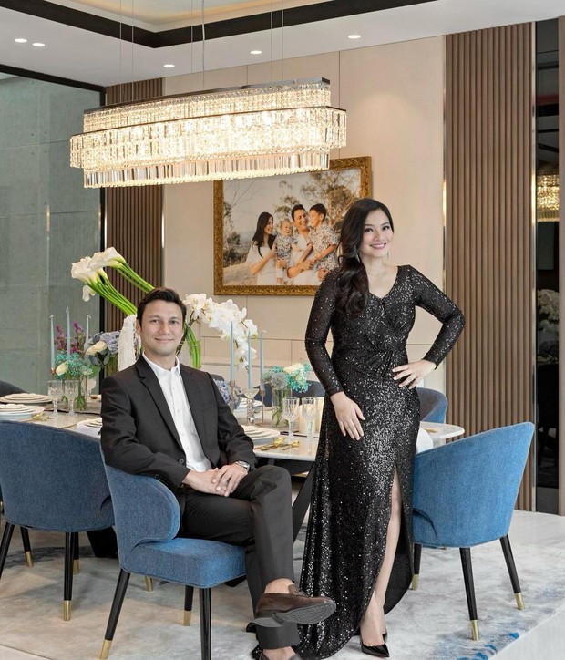 Gaya Titi Kamal dan Christian Sugiono. Foto: Instagram.com/titi_kamall