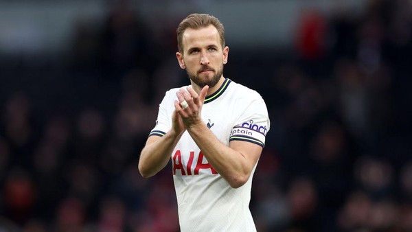 LONDON, ENGLAND - MARCH 11: Harry Kane of Tottenham Hotspur applauds the fans after the teams victory during the Premier League match between Tottenham Hotspur and Nottingham Forest at Tottenham Hotspur Stadium on March 11, 2023 in London, England. (Photo by Catherine Ivill/Getty Images)