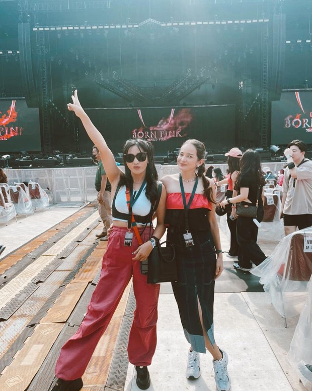 Hesti Purwadinata dan Enzy Storia/ Foto: Instagram/ Hesti Purwadinata dan Enzy Storia di konser BLACKPINK