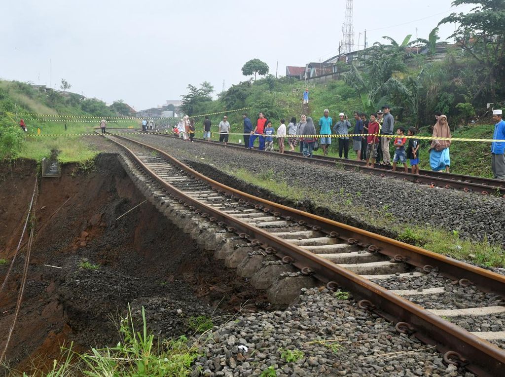 Begini Kondisi Tanah Longsor di Jalur KA Pangrango Bogor-Sukabumi