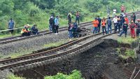 Penampakan Rel Kereta Bogor-Sukabumi Menggantung Akibat Longsor