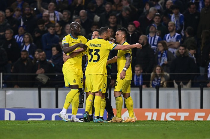 PORTO, PORTUGAL - MARCH 14:  Players of FC Internazionale celebrates the win at the end of the UEFA Champions League round of 16 leg two match between FC Porto and FC Internazionale at Estadio do Dragao on March 14, 2023 in Porto, Portugal. (Photo by Mattia Ozbot - Inter/Inter via Getty Images)