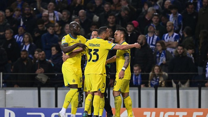 PORTO, PORTUGAL - MARCH 14:  Players of FC Internazionale celebrates the win at the end of the UEFA Champions League round of 16 leg two match between FC Porto and FC Internazionale at Estadio do Dragao on March 14, 2023 in Porto, Portugal. (Photo by Mattia Ozbot - Inter/Inter via Getty Images)
