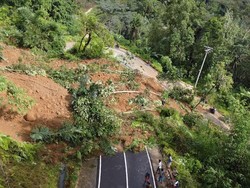 Jalan Poros Toraja-Mamuju Tertimbun Longsor, Akses Lalin Terputus