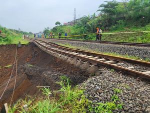 Ada Longsor, 126 Penumpang KA dari Sukabumi Batal Berangkat ke Bogor Ada Longsor, 126 Penumpang KA dari Sukabumi Batal Berangkat ke Bogor