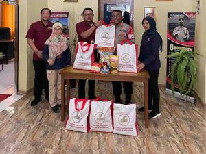 Jokowi Tinggalkan 450 Paket Sembako untuk Warga Pelosok Manggarai Barat