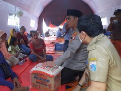 Polsek Setiabudi Bantu Warga Korban Kebakaran di Guntur Urus Dokumen