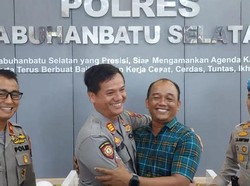Berdamai, Kapolsek Torgamba Peluk Anggota yang Diusirnya