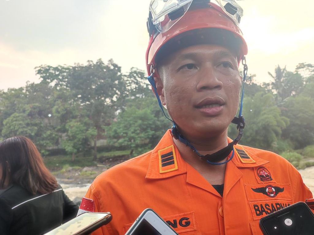 Pencarian 4 Korban Tertimbun Longsor di Empang Bogor Dilanjut Besok
