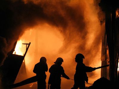 Penampakan Api Lalap Lapak Pengepul Barang Bekas di Surabaya