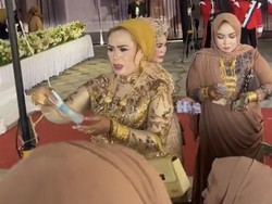 Pekerjaan Emak-emak di Madura Kondangan Bak Toko Emas Berjalan Penjual Cabai