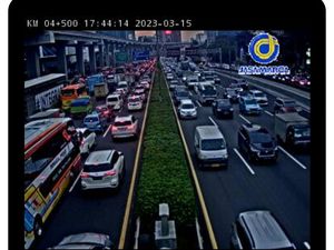Macet Tol Dalam Kota Petang Ini: Memanjang dari Pancoran ke Kebon Jeruk Macet Tol Dalam Kota Petang Ini: Memanjang dari Pancoran ke Kebon Jeruk