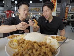 Keren! YouTuber Ini Berhasil Habiskan Ayam Telur Asin Porsi Jumbo