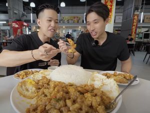 Keren! YouTuber Ini Berhasil Habiskan Ayam Telur Asin Porsi Jumbo Keren! YouTuber Ini Berhasil Habiskan Ayam Telur Asin Porsi Jumbo