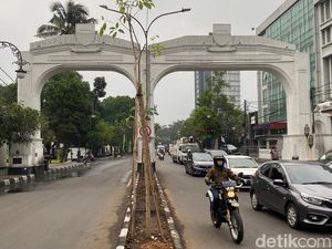 Memudarnya Magis Gapura Putih di Jalan Riau Bandung