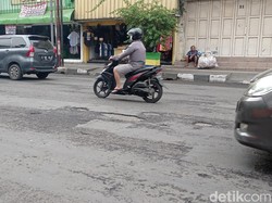 Hati-hati, Jalan Dewi Sartika Bandung Bopeng-bopeng
