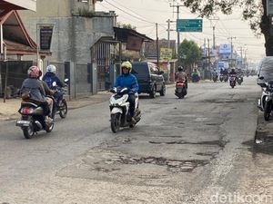 Jalan Majalaya-Cicalengka Bandung Rusak