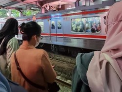 Antrean Penumpang KRL Luar Biasa Sempat Terjadi di Stasiun Sudirman