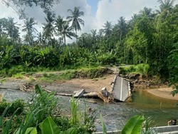 Jembatan Belum Diperbaiki, Motor Rusak-Warga Jatuh Seberangi Sungai