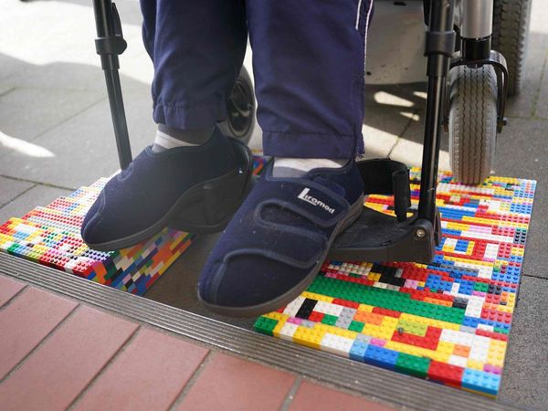 Kreatif! Toko Bunga Ini Sediakan Jalur Khusus Kursi Roda dari Lego
