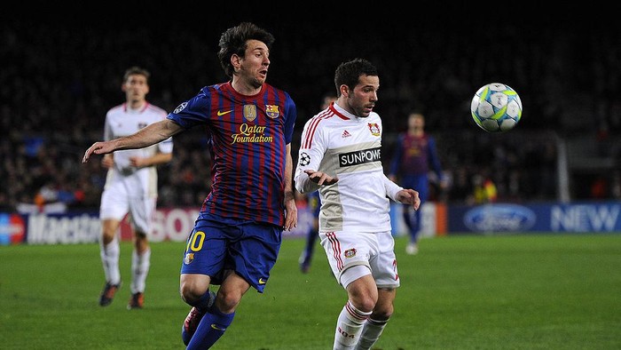 BARCELONA, SPAIN - MARCH 07:  Lionel Messi of FC Barcelona (L) duels for the ball with Gonzalo Castro of Bayern 04 Leverkusen during the UEFA Champions League round of 16 second leg match between FC Barcelona and Bayern 04 Leverkusen at Camp Nou on March 7, 2012 in Barcelona, Spain. FC Barcelona won 7-1 and Lionel Messi scored 5 goals. (Photo by David Ramos/Getty Images)