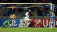 Selanjutnya ada Luiz Adriano yang mencetak lima gol ke gawang BATE Borisov untuk membawa Shakhtar Donetsk menang 7-0 di fase grup Liga Champions musim 2014-15. Gol pertama dan kelima berjarak 54 menit. Foto: AFP via Getty Images/MAXIM MALINOVSKY