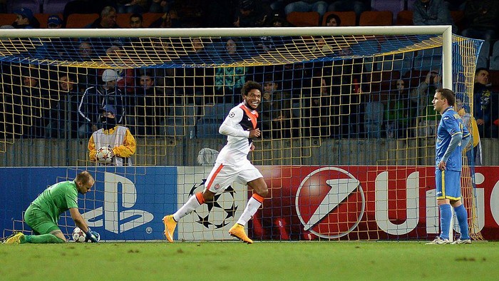 Luiz Adriano Shakhtar Donetsk's Luiz Adriano (C) celebrates after scoring a goal during the UEFA Champions League group H football match between BATE Borisov and Shakhtar Donetsk at the Borisov Arena in Borisov on October 21, 2014. AFP PHOTO / MAXIM MALINOVSKY (Photo credit should read MAXIM MALINOVSKY/AFP via Getty Images)