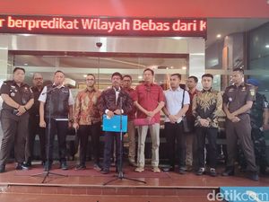 Menkominfo Diperiksa 6 Jam, Kejagung Usut Aliran Dana Sang Adik