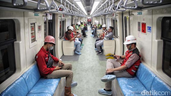 Merasakan Sensasi Naik LRT Jabodebek Tanpa Masinis
