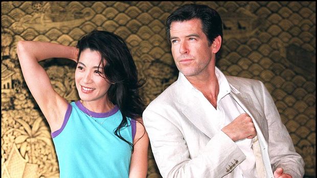 Michelle Yeoh dan Pierce Brosnan Irish actor Pierce Brosnan (R) and Malaysian-born Hong Kong star Michelle Yeoh pose for the press at a Bangkok hotel 15 May prior to a press conference to present the latest James Bond movie, which is being partly filmed in the kingdom. Brosnan described Bangkok as