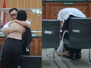 Momen AKBP Dody Sujud-Peluk Ayah dan Istrinya Usai Sidang Kasus Narkoba Momen AKBP Dody Sujud-Peluk Ayah dan Istrinya Usai Sidang Kasus Narkoba