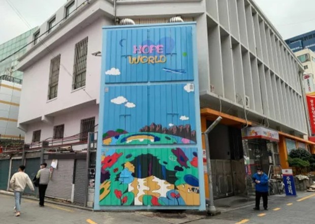 Keindahan mural yang dibuat khusus untuk J-Hope.