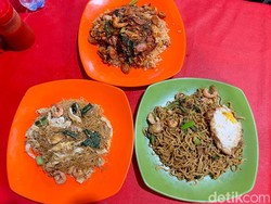 Nasi Goreng Angpao: Nikmatnya Masakan China Halal Gerobakan Berbumbu Medok
