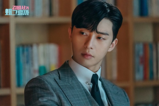 Park Seo Joon memerankan karakter CEO di drama What's Wrong with Secretary Kim