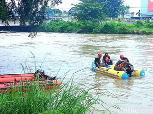 Pemotor Pelat Merah di Karawang Hanyut ke Irigasi