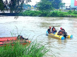 Pemotor Pelat Merah di Karawang Hanyut ke Irigasi
