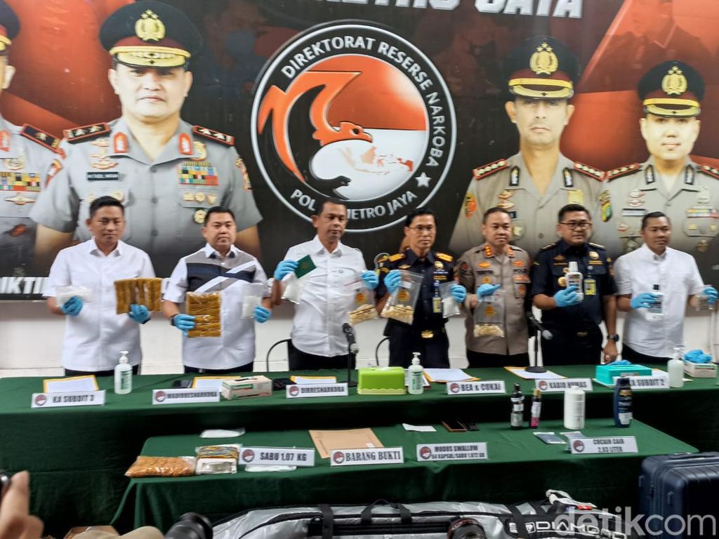 Polisi Ungkap Penyelundupan 1 Kg Sabu Dibalut Kain dari India ke Pejaten Polisi Ungkap Penyelundupan 1 Kg Sabu Dibalut Kain dari India ke Pejaten