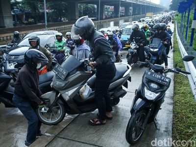 Potret Pemotor Ramai-ramai Gotong Motor Usai Serobot Trotoar