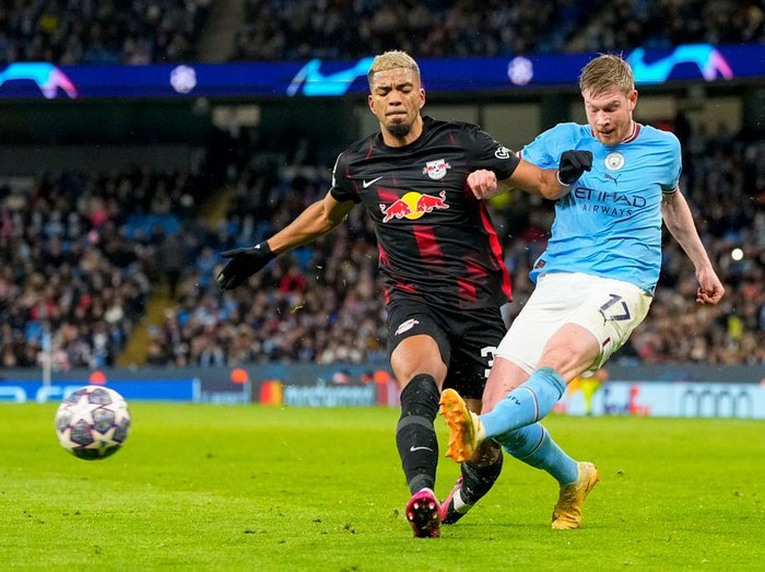 MANCHESTER, ENGLAND - MARCH 14: Benjamin Henrichs of RB Leipzig and Kevin De Bruyne of Manchester City battle for the ball during the UEFA Champions League round of 16 leg two match between Manchester City and RB Leipzig at Etihad Stadium on March 14, 2023 in Manchester, United Kingdom. (Photo by Ulrik Pedersen/DeFodi Images via Getty Images)