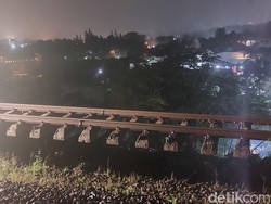 Rel Menggantung Imbas Longsor Bogor, Perjalanan Kereta ke Sukabumi Dibatalkan