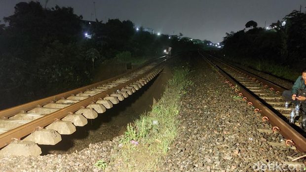 Rel menggantung akibat longsor di Bogor