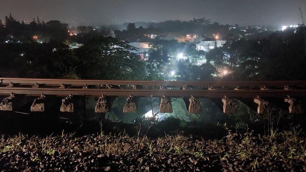 Rel menggantung akibat longsor di Bogor